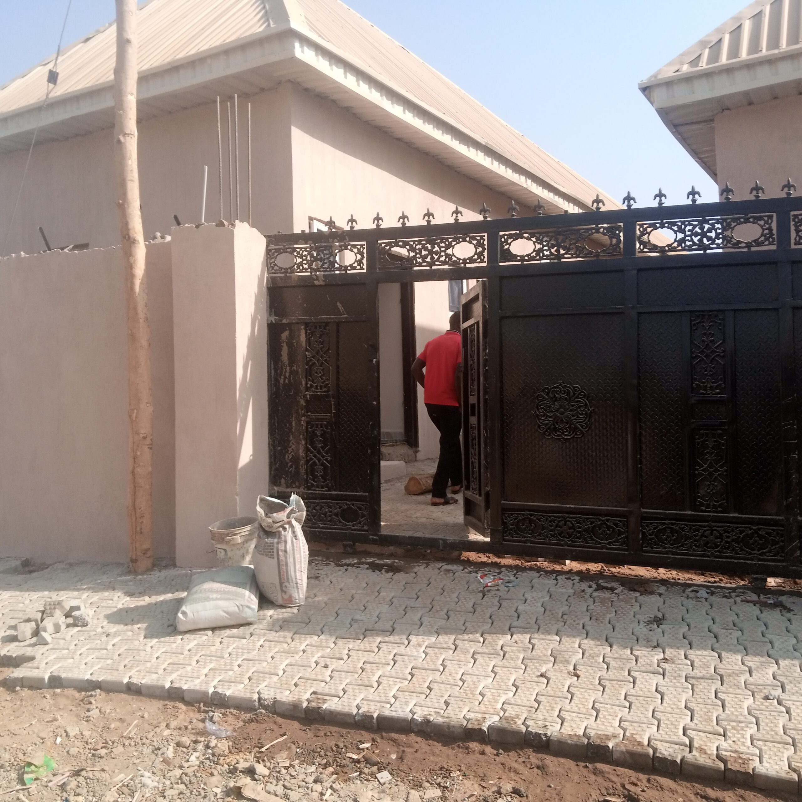 SELF-CONTAINED ROOMS FOR RENT