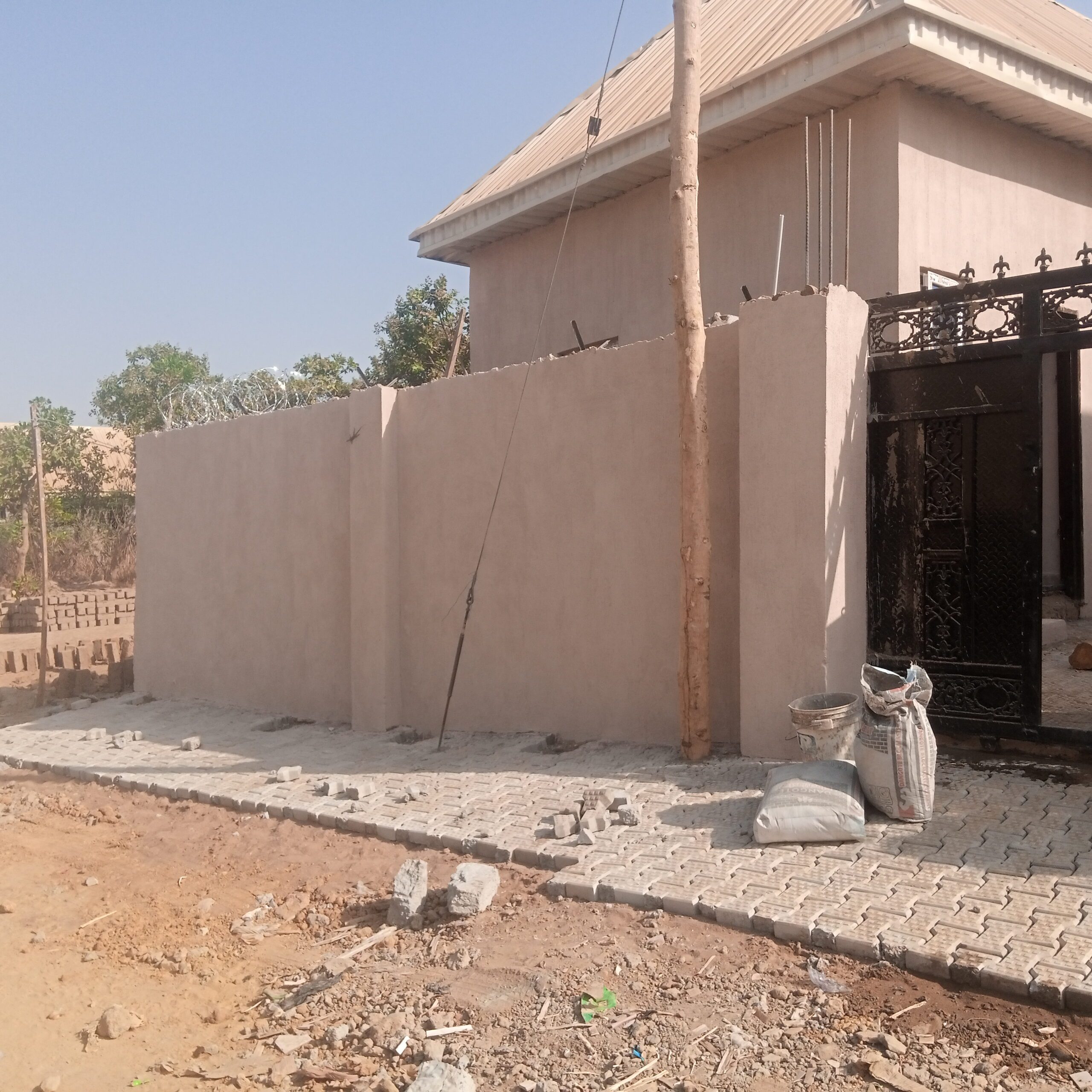 SELF-CONTAINED ROOMS FOR RENT