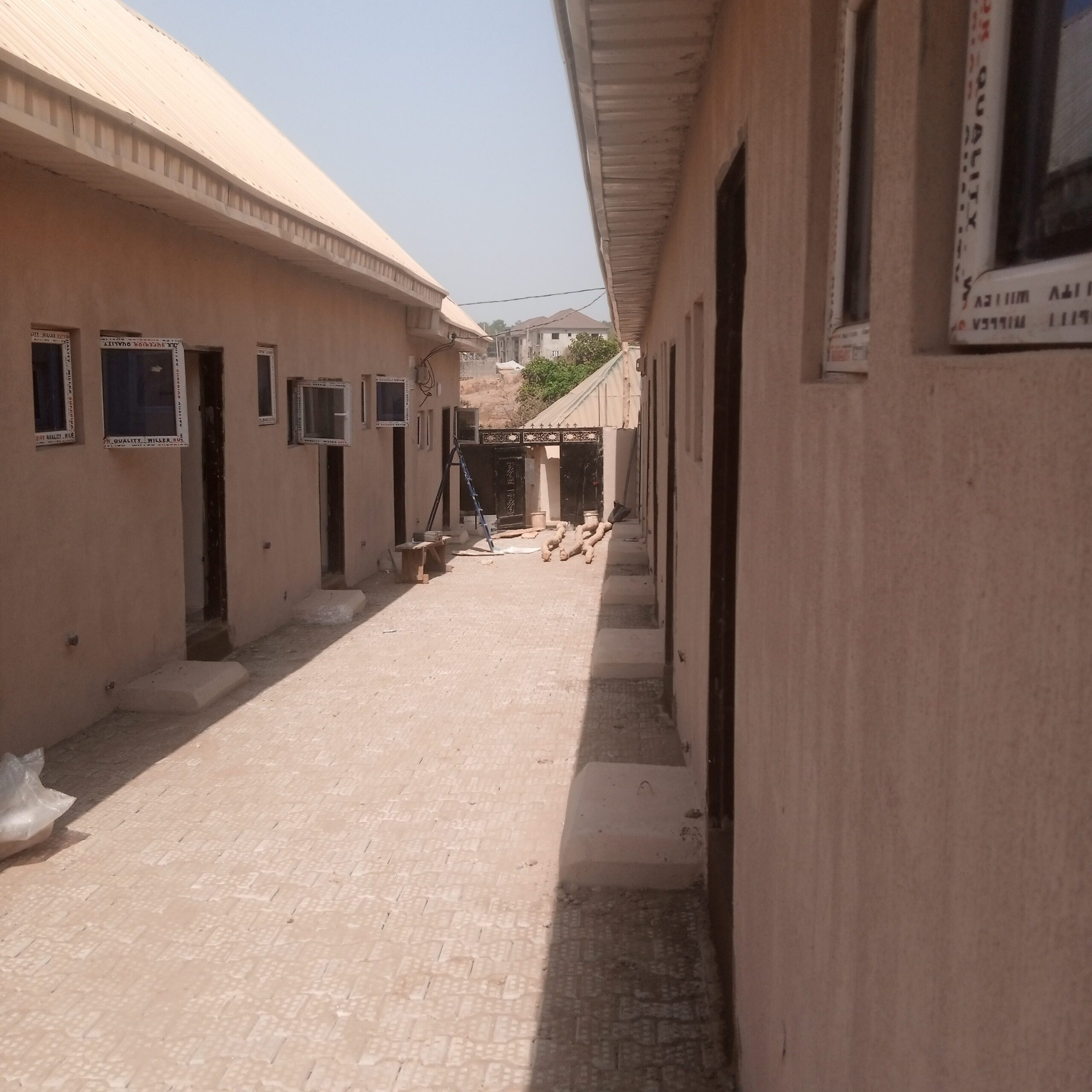 SELF-CONTAINED ROOMS FOR RENT
