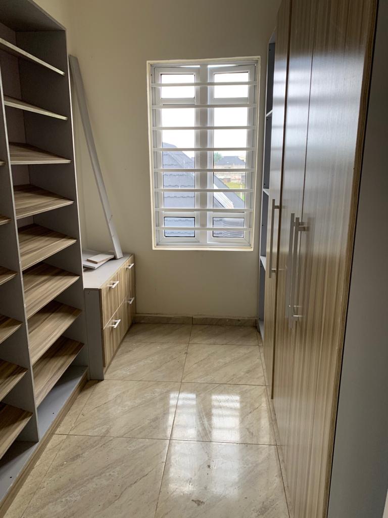 Spacious luxury 5 bedrooms terrrace house on 3 floors