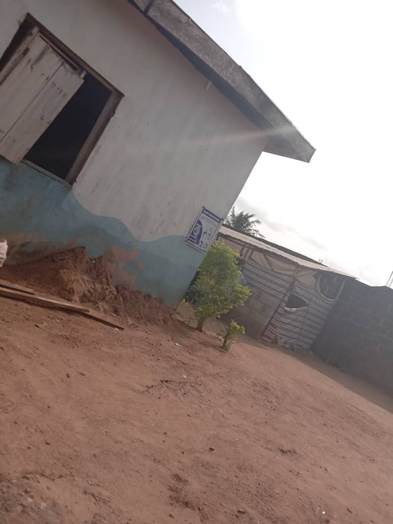A Standard full plot of land with a demolishable structure and a temporal structure been used for school In a strategic location