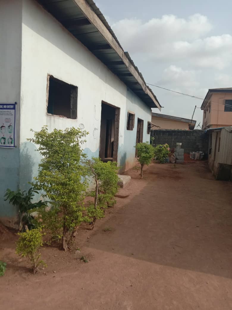 A Standard full plot of land with a demolishable structure and a temporal structure been used for school In a strategic location