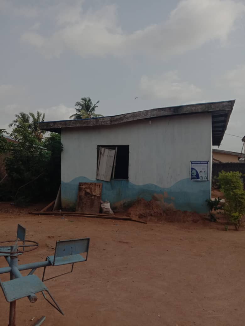 A Standard full plot of land with a demolishable structure and a temporal structure been used for school In a strategic location