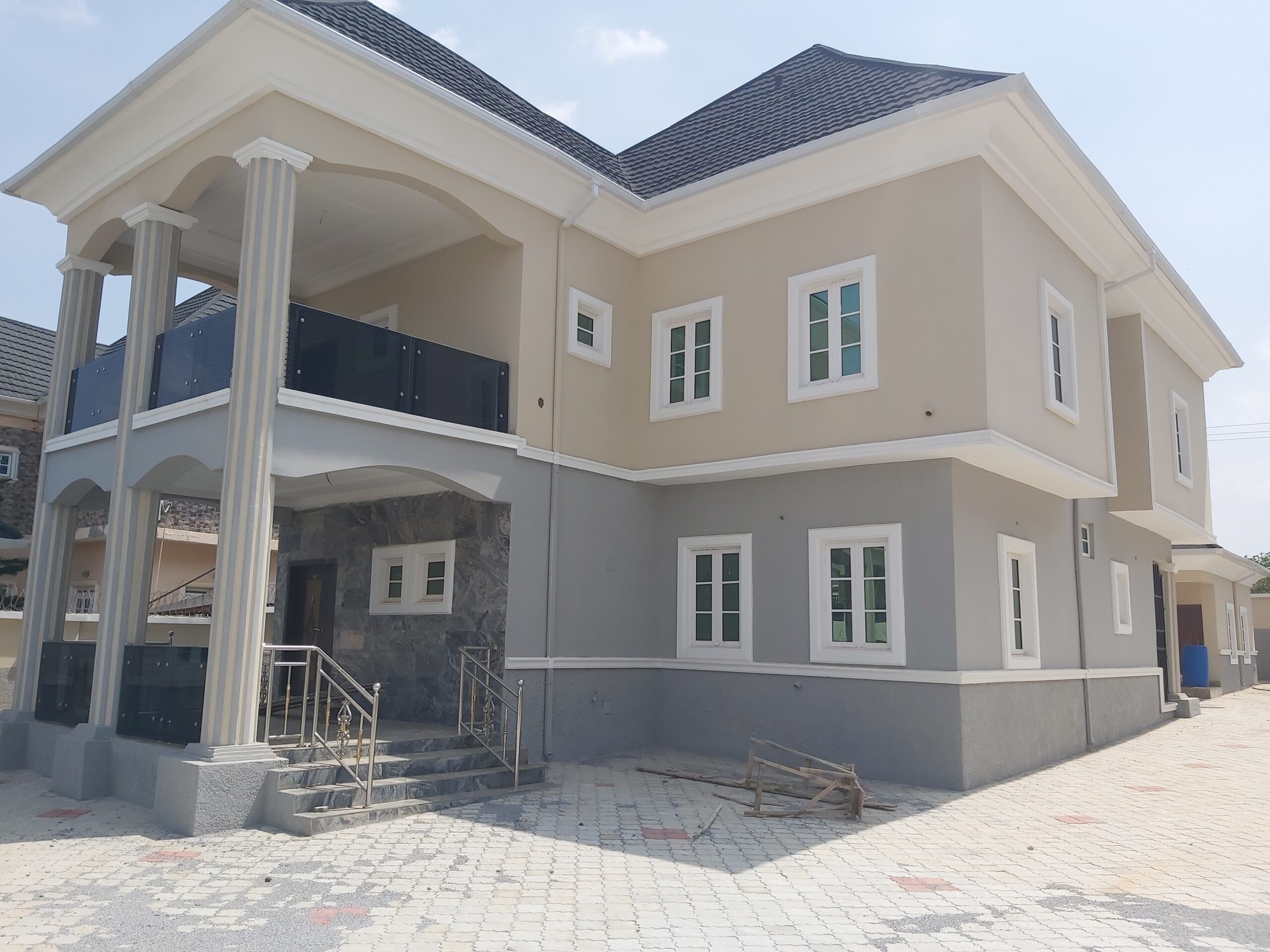 Tastefully built 4 bedroom duplex on an 800 square meters plot, with a 2 bedroom bq, borehole, water tank, security house, less than 30 minutes drive to the airport. buy and move in.