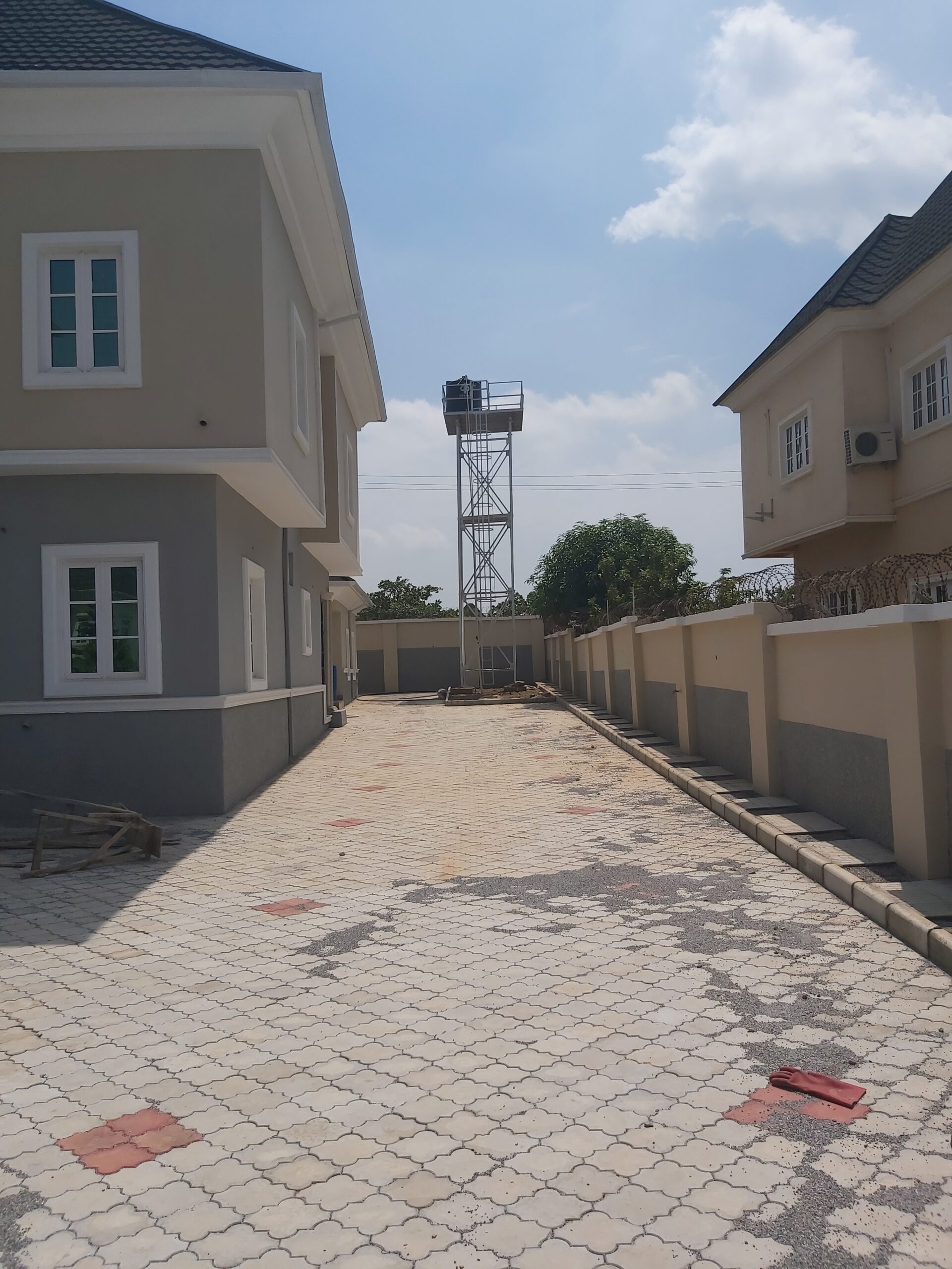 Tastefully built 4 bedroom duplex on an 800 square meters plot, with a 2 bedroom bq, borehole, water tank, security house, less than 30 minutes drive to the airport. buy and move in.