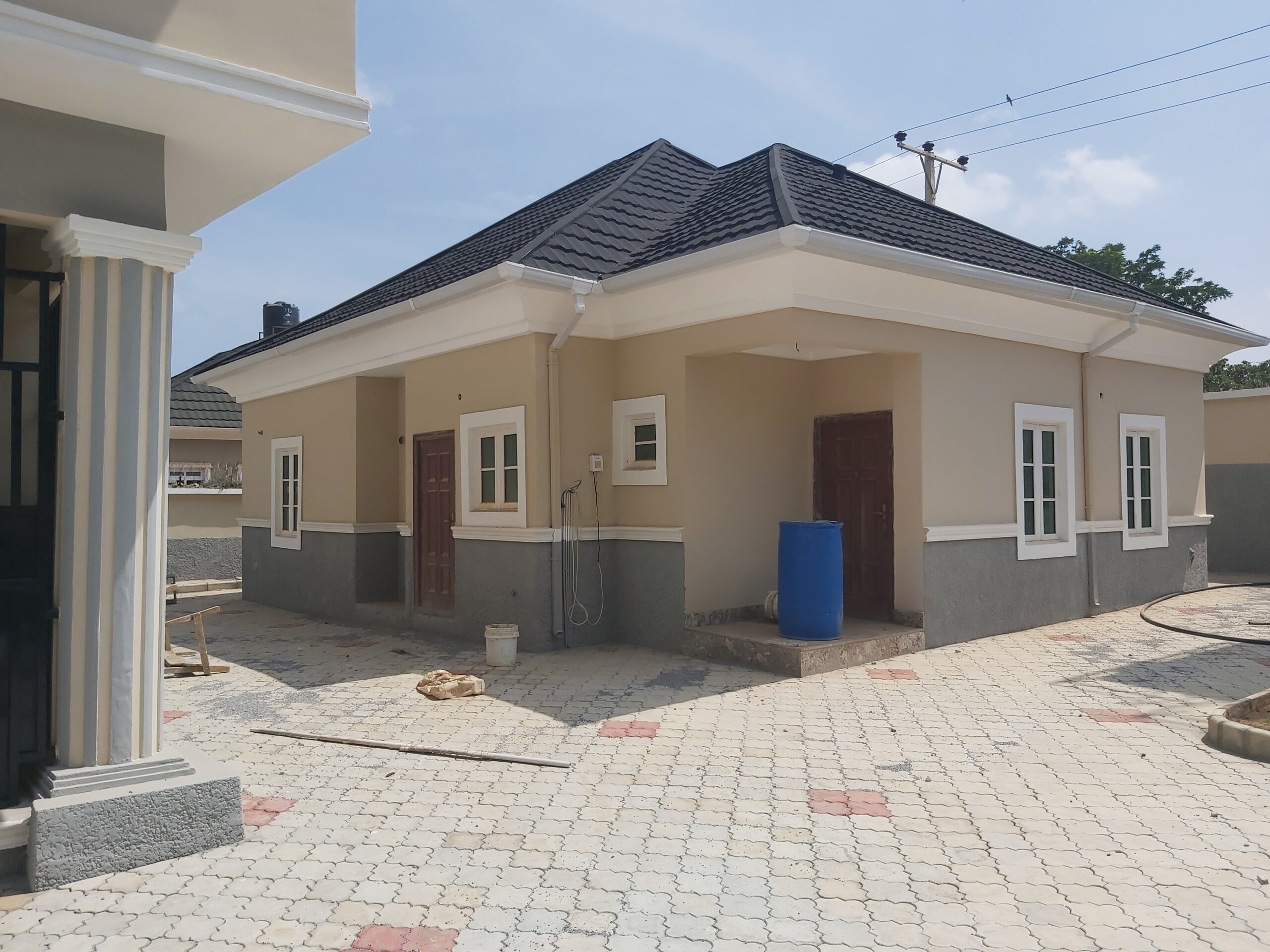 Tastefully built 4 bedroom duplex on an 800 square meters plot, with a 2 bedroom bq, borehole, water tank, security house, less than 30 minutes drive to the airport. buy and move in.