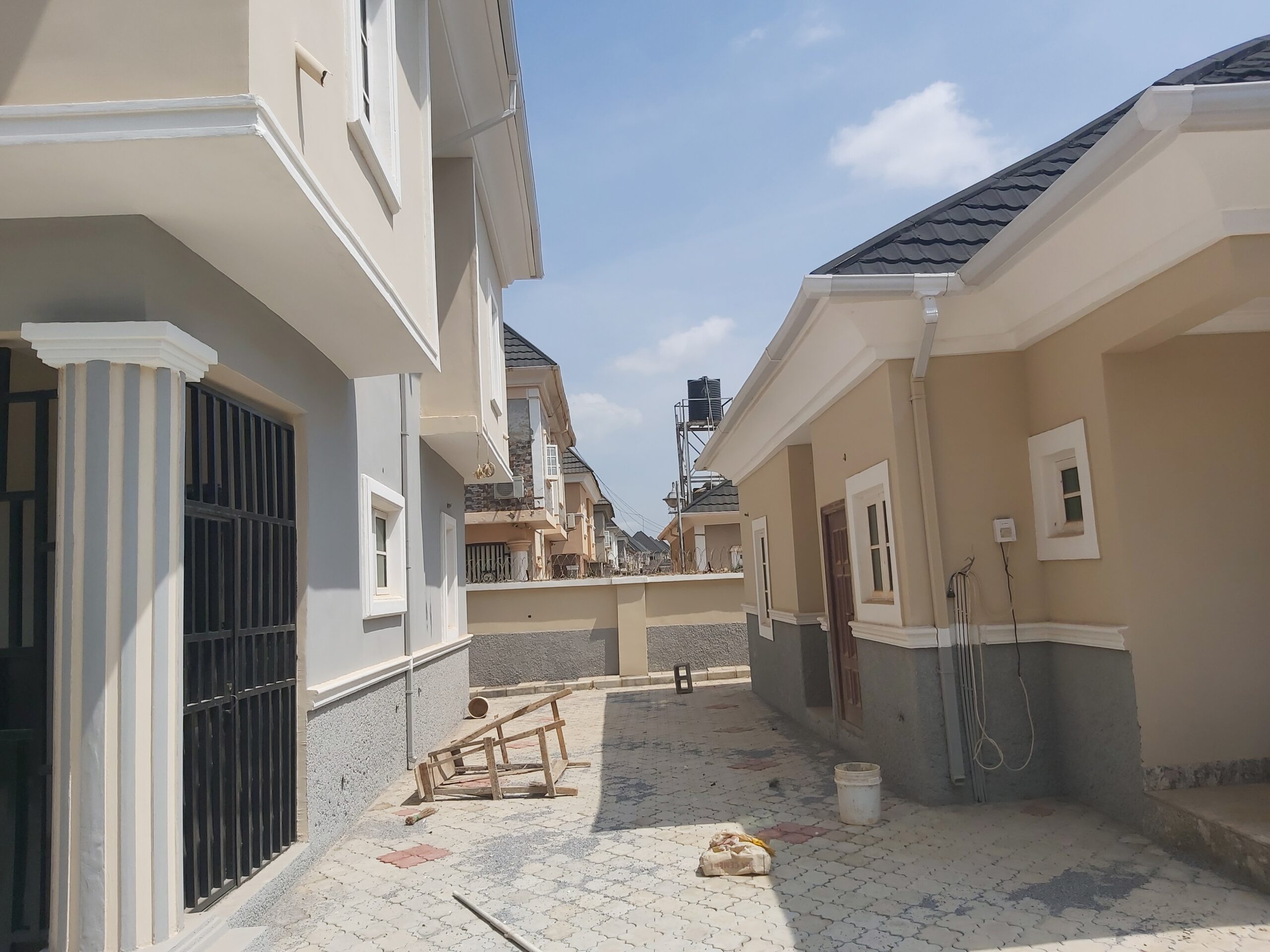 Tastefully built 4 bedroom duplex on an 800 square meters plot, with a 2 bedroom bq, borehole, water tank, security house, less than 30 minutes drive to the airport. buy and move in.