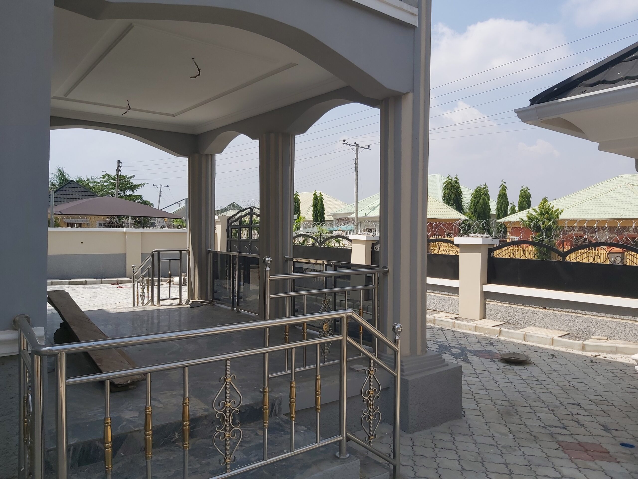 Tastefully built 4 bedroom duplex on an 800 square meters plot, with a 2 bedroom bq, borehole, water tank, security house, less than 30 minutes drive to the airport. buy and move in.