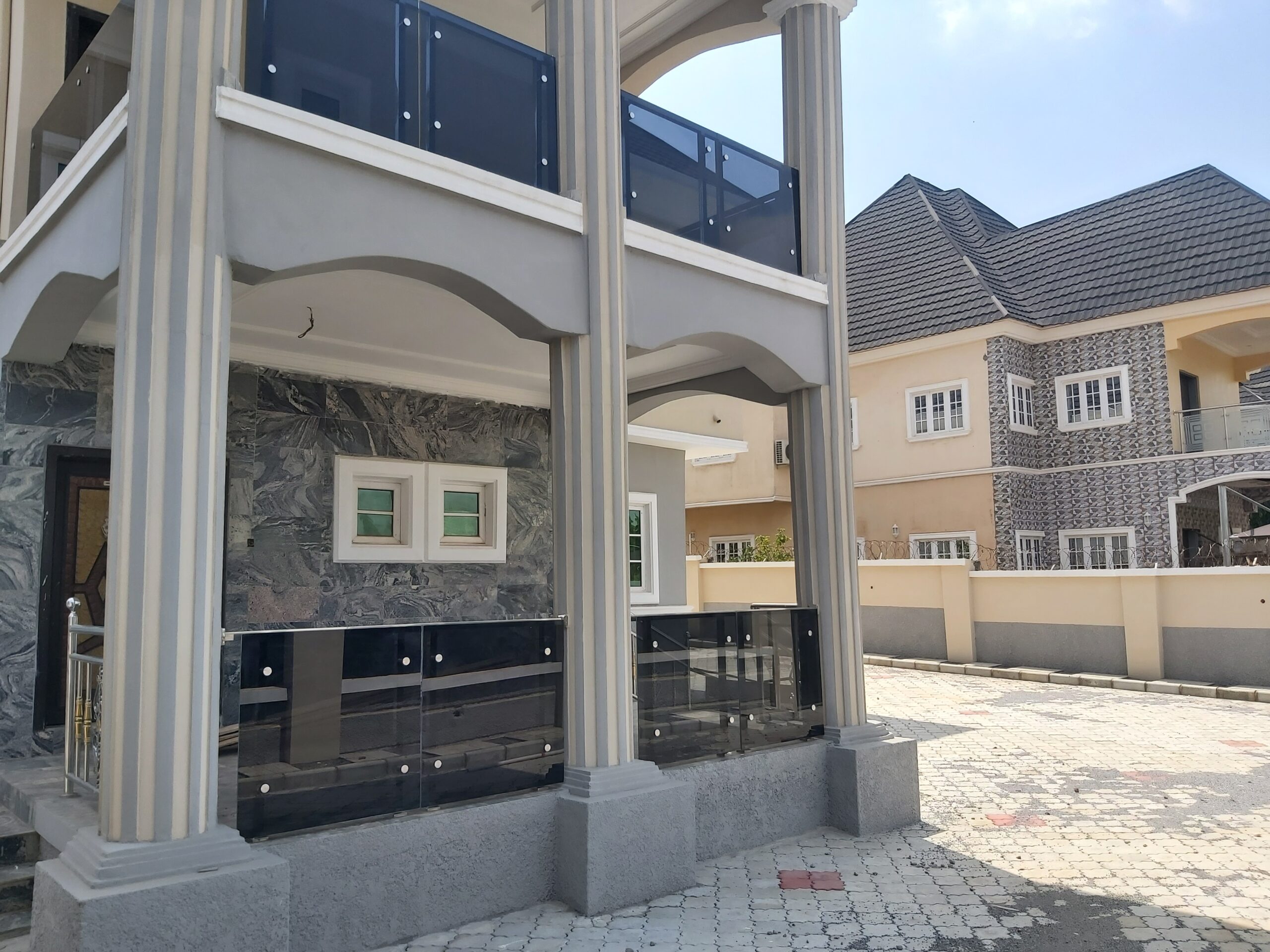 Tastefully built 4 bedroom duplex on an 800 square meters plot, with a 2 bedroom bq, borehole, water tank, security house, less than 30 minutes drive to the airport. buy and move in.