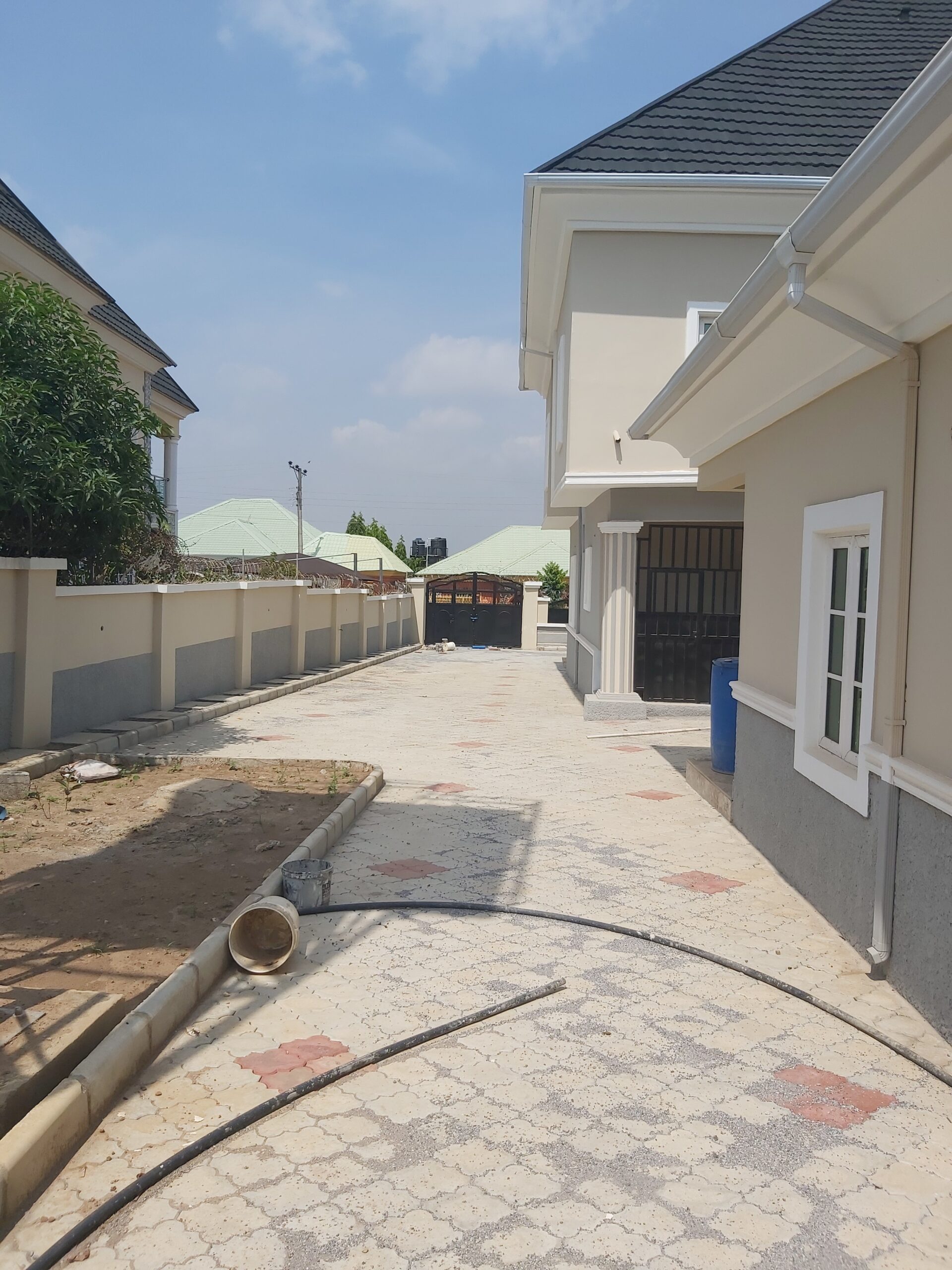 Tastefully built 4 bedroom duplex on an 800 square meters plot, with a 2 bedroom bq, borehole, water tank, security house, less than 30 minutes drive to the airport. buy and move in.