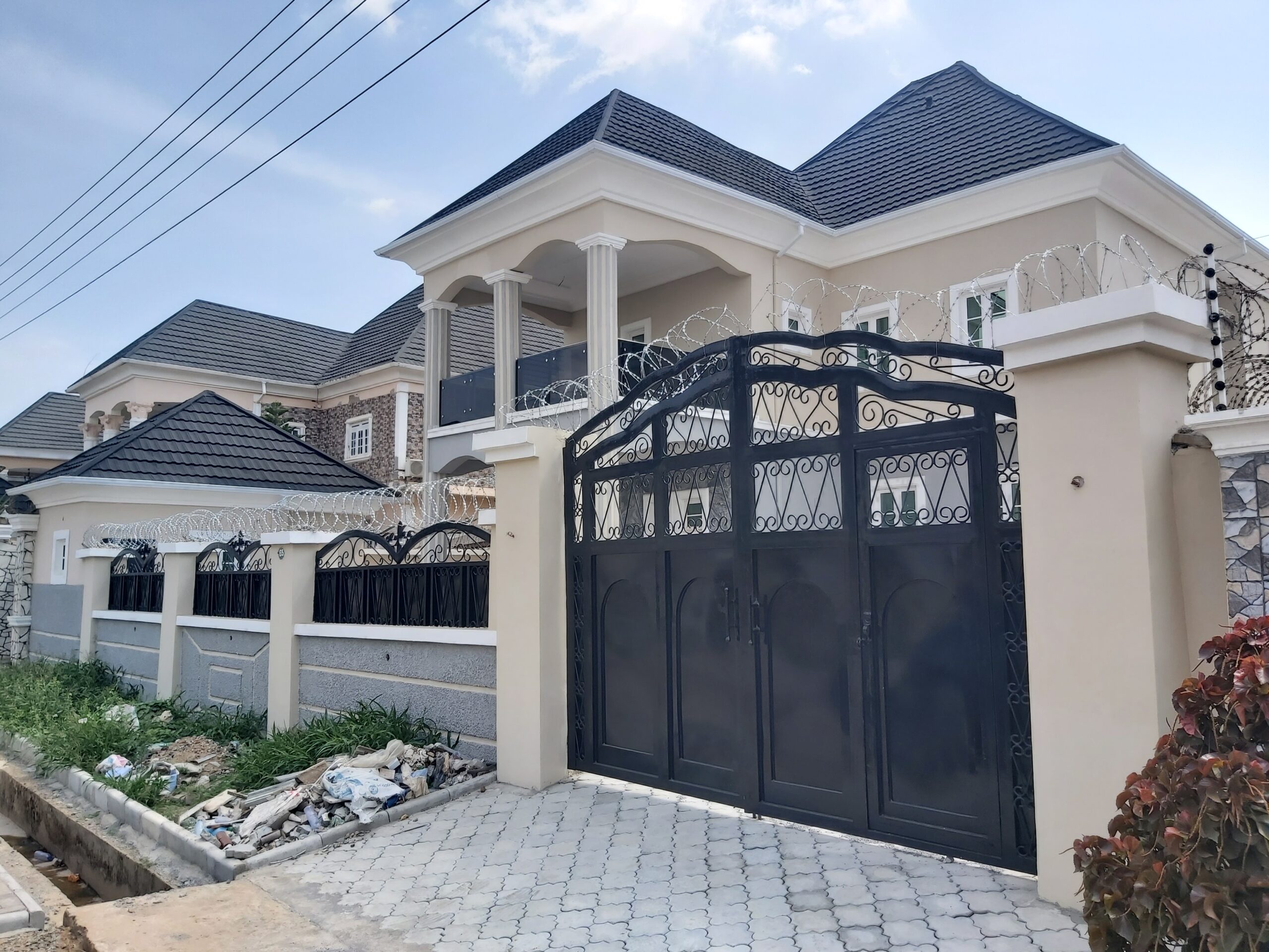 Tastefully built 4 bedroom duplex on an 800 square meters plot, with a 2 bedroom bq, borehole, water tank, security house, less than 30 minutes drive to the airport. buy and move in.