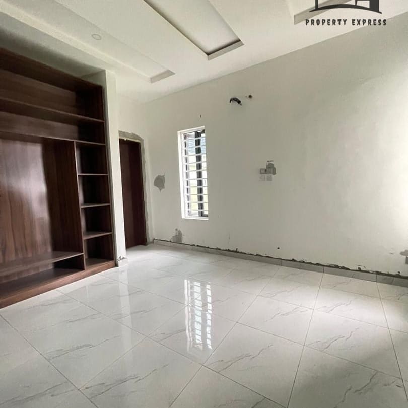5 bedroom fully detached duplex
