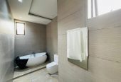 6 Bedroom Fully Detached Houses