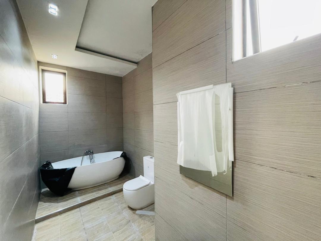 6 Bedroom Fully Detached Houses
