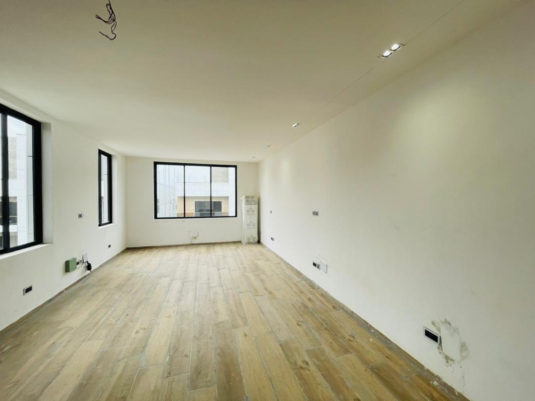 6 Bedroom Fully Detached Houses