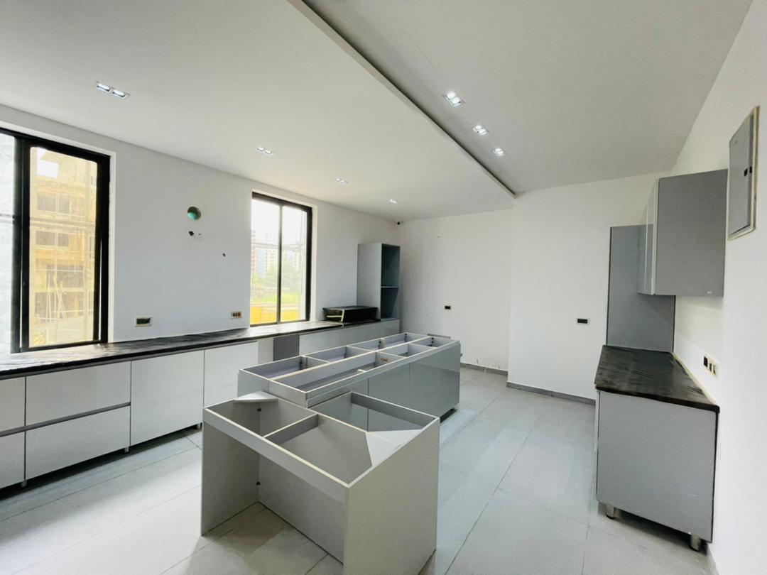 6 Bedroom Fully Detached Houses