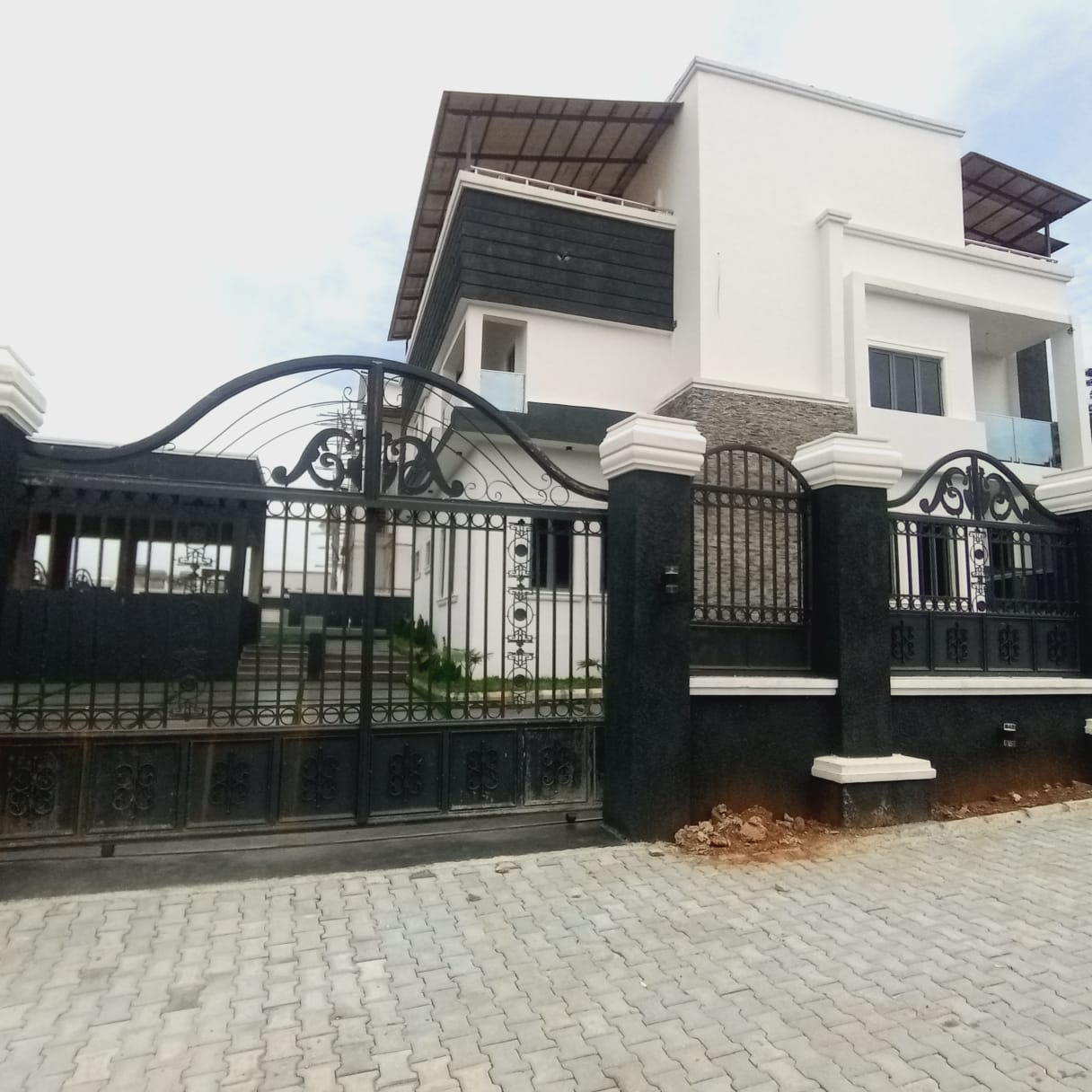 NEWLY BUILT 5 BEDROOM DETACHED TRIPLEX IN GUZAPE