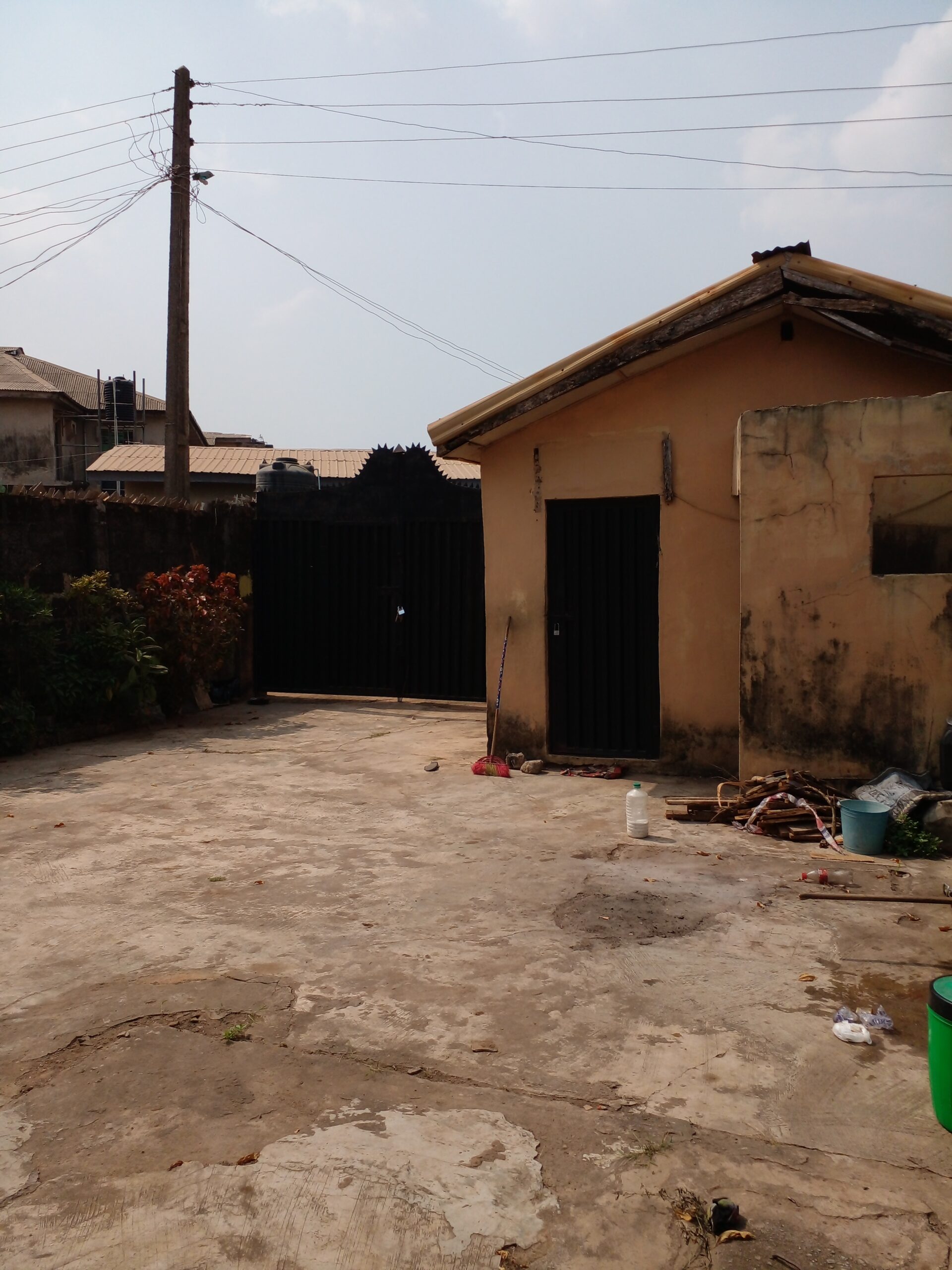 1 storey building of 3 bedroom flat downstairs and 2bedroom flat upstairs each