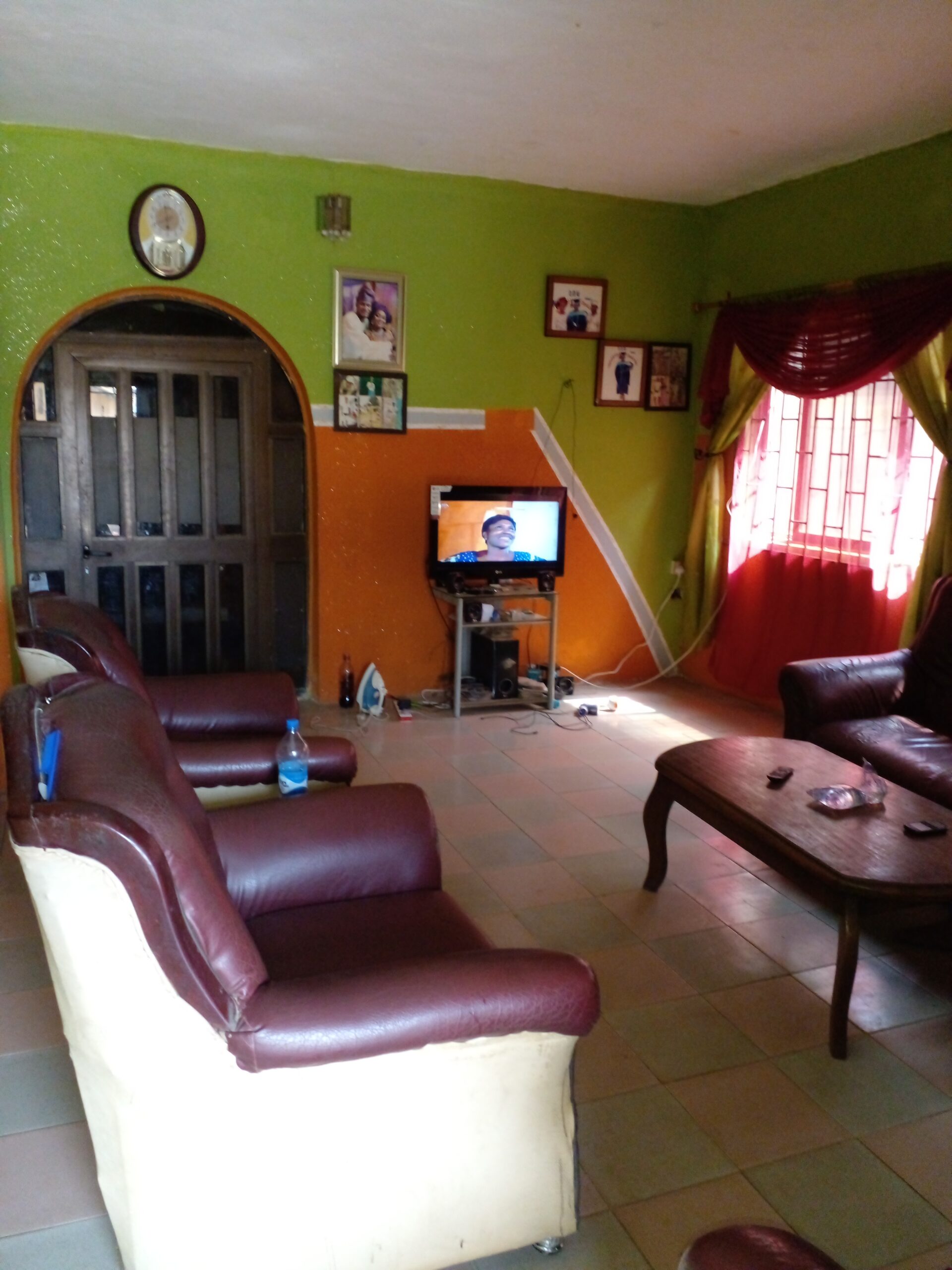 1 storey building of 3 bedroom flat downstairs and 2bedroom flat upstairs each