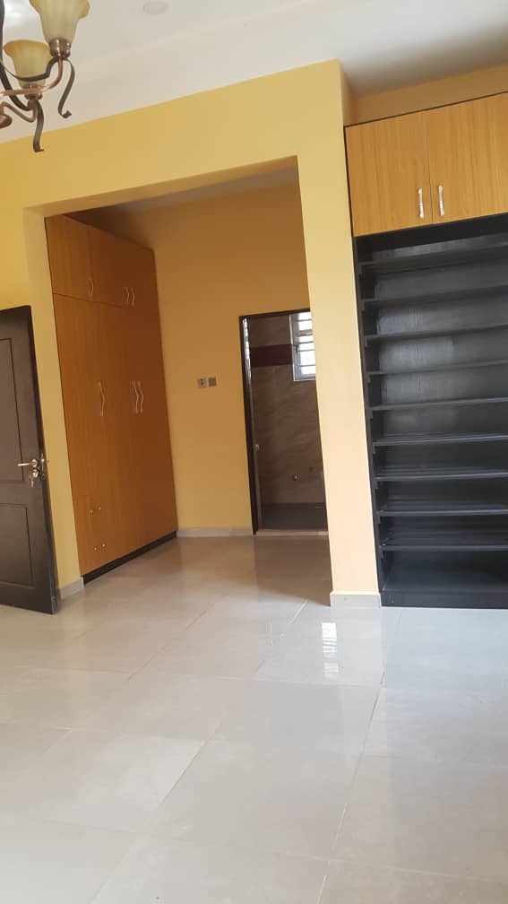 Luxurious 5 bedroom fully detached House with BQ.
