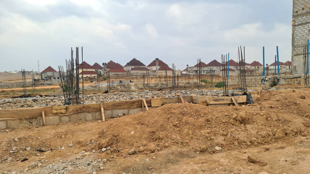 Distress sale of 300sqm land with DPC at idu ochacho estate For 4 bedroom semi detached DUPLEX WITH PENT HOUSE and 1ROOM BQ. My own land no Agency fees. Pls note that this amount does NOT include change of ownership! Call for inspection 08025175724