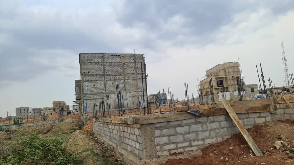 Distress sale of 300sqm land with DPC at idu ochacho estate For 4 bedroom semi detached DUPLEX WITH PENT HOUSE and 1ROOM BQ. My own land no Agency fees. Pls note that this amount does NOT include change of ownership! Call for inspection 08025175724