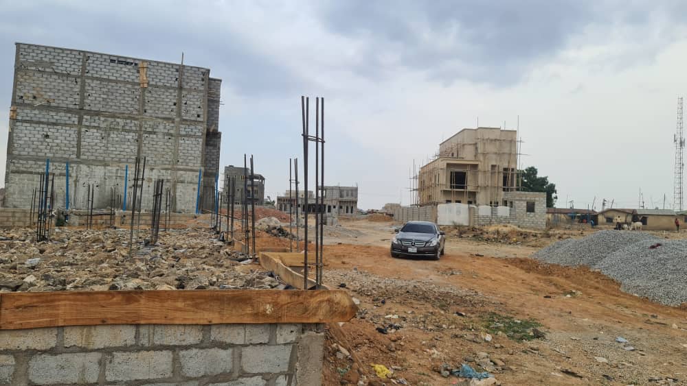 Distress sale of 300sqm land with DPC at idu ochacho estate For 4 bedroom semi detached DUPLEX WITH PENT HOUSE and 1ROOM BQ. My own land no Agency fees. Pls note that this amount does NOT include change of ownership! Call for inspection 08025175724