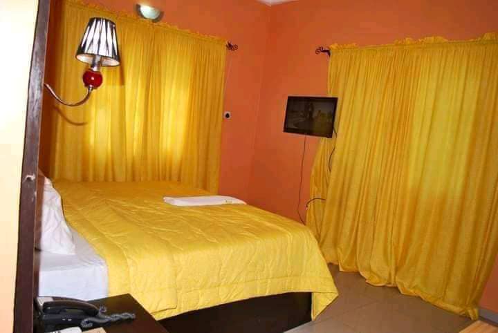 Hotel for sale in Nibo Awka Location: behind government lodge,A Awka. No of rooms: 118. Land size: 24plots. price: 500m*..pictures👇👇👇