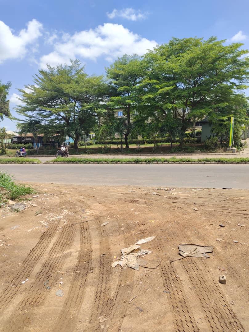A BARE LAND MEASURING 1800 SQUARE METERS OF COMMERCIAL PROPERTY AT SAMONDA ROAD BESIDES GAS LAND VENTURA IBADAN 160M ASKING