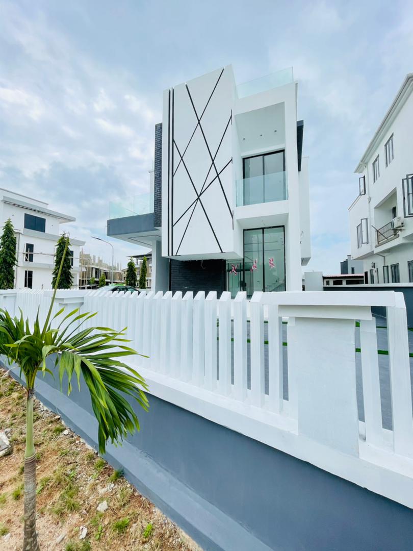 CONTEMPORARY AUTOMATED 5 BED FULLY DETACHED HOUSE (CALL 07040220522)
