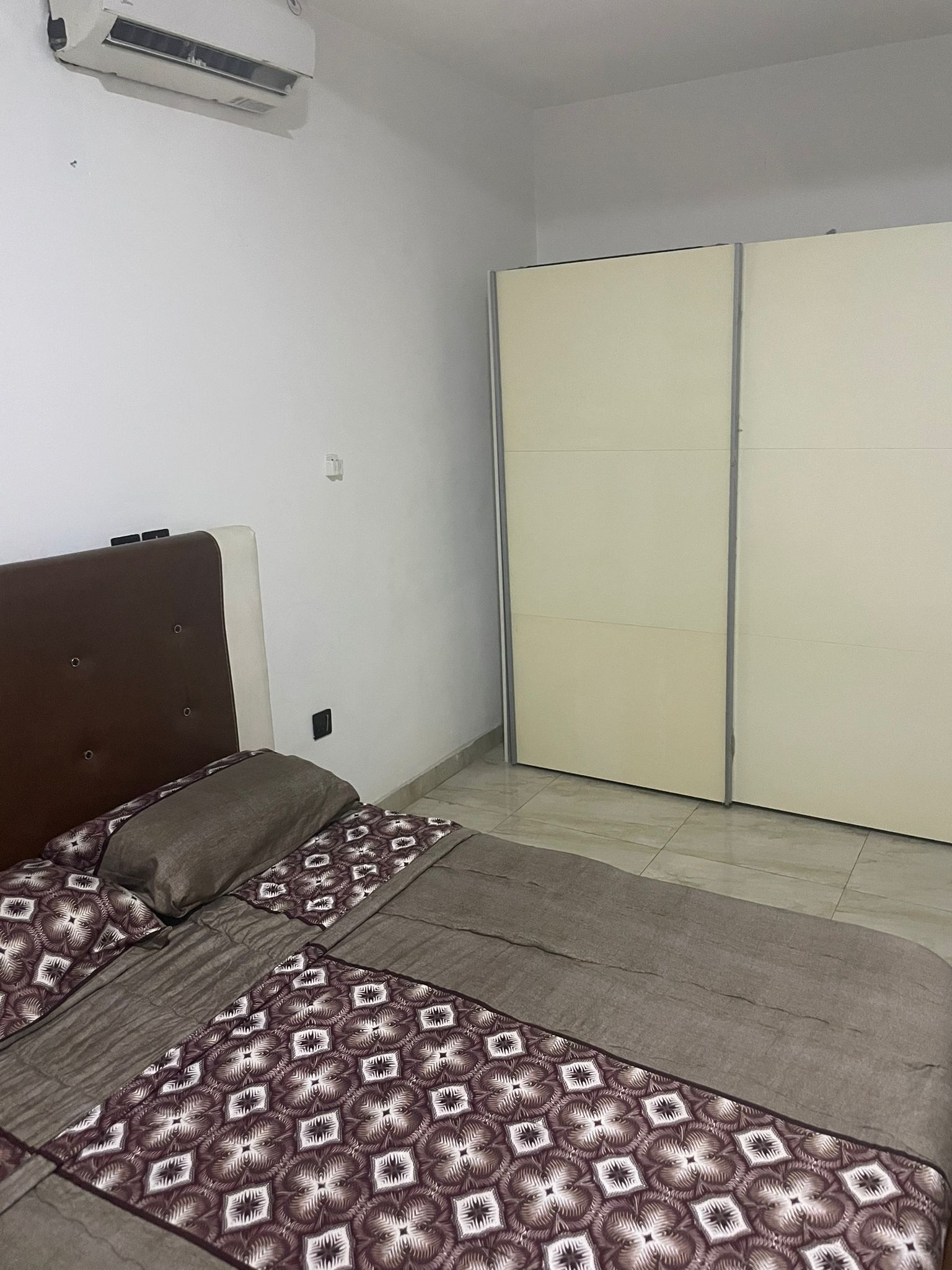 4 Bedrooms Apartment