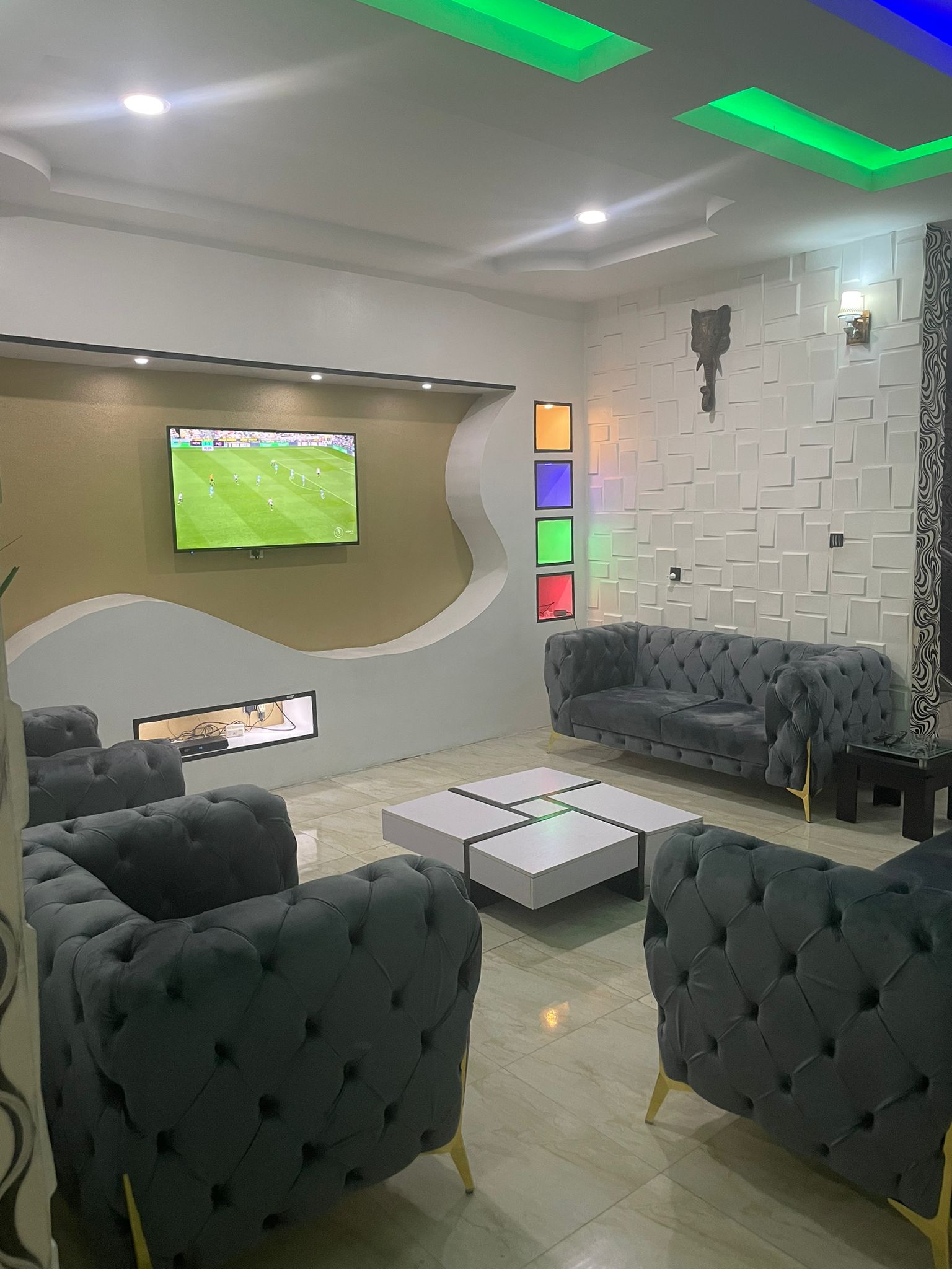 4 Bedrooms Apartment