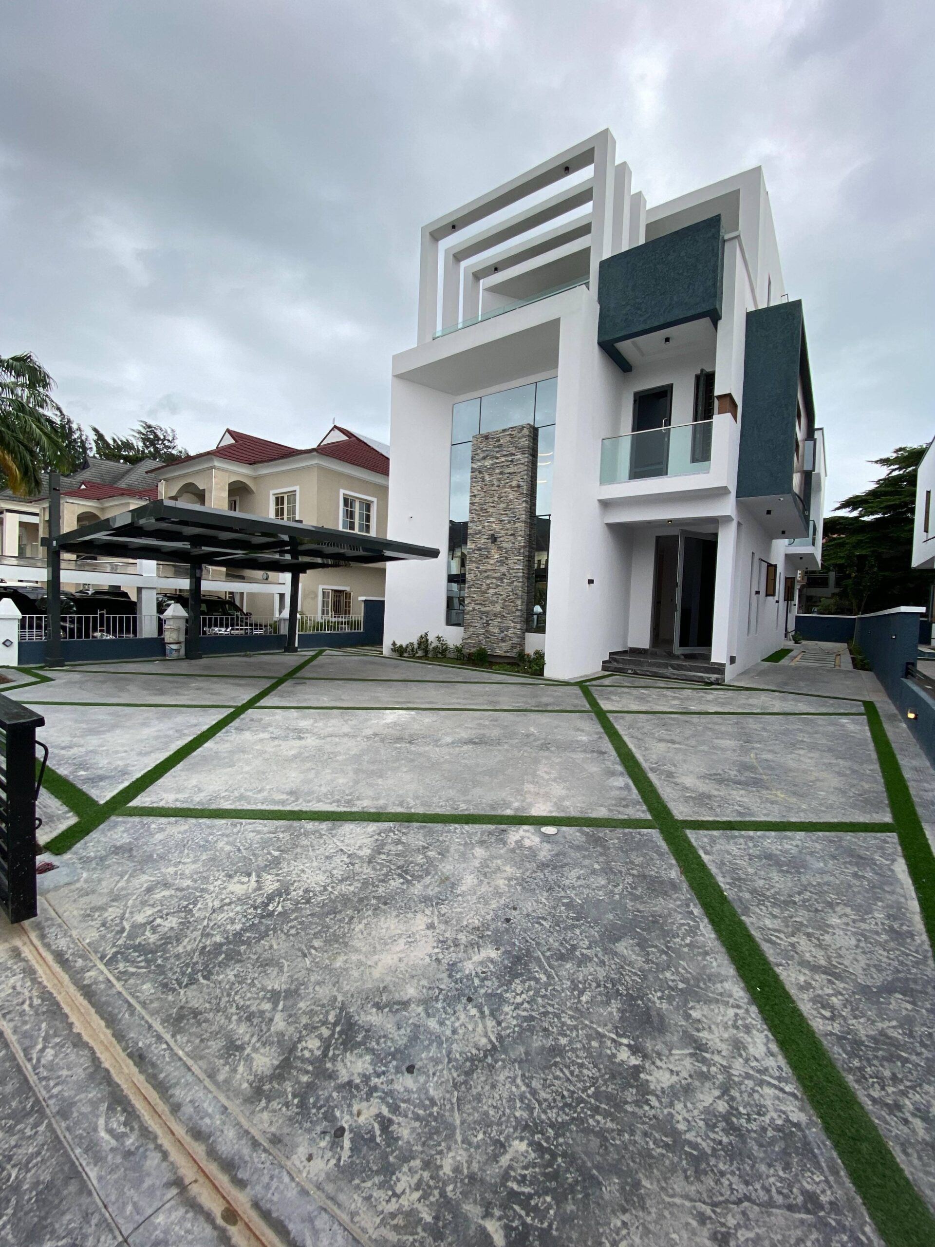 Beautifully Built 5 Bedrooms Detached Duplex