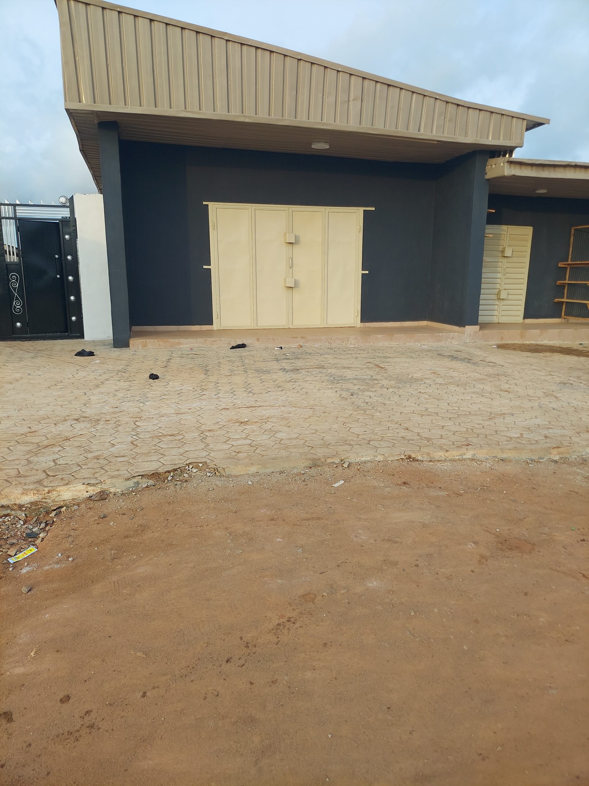 4 bedroom bungalow 5 toilet big car park 2 shop at the front and big warehouse full tiles everywhere water running everywhere . On express road