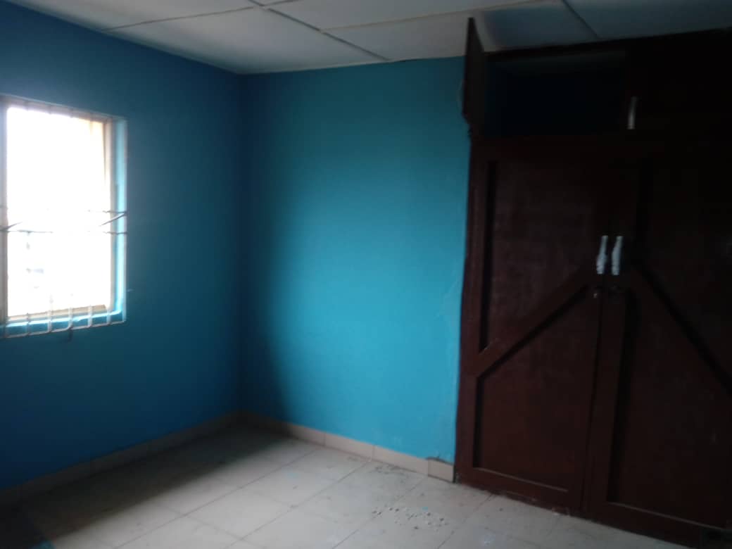 Very neat 3 bedroom flat with 3 toilet in a serene environment all tiles with running water