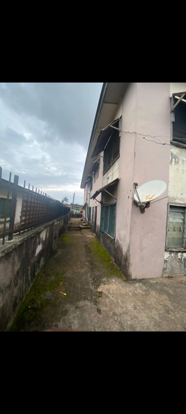 3 BEDROOM, 4 FLAT UPSTAIRS FOR SALE IN EKEHUAN ROAD, BENIN CITY