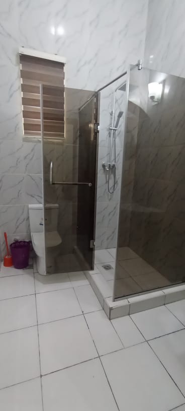 DISTRESS SALE 📍 📍 📍 LUXURIOUSLY BUILT 4 Bedroom Fully Detached Duplex FEATURES All Rooms En-Suite Fitted Ac, Living Room with guest Toilet, One Room BQ Water treatment Plant, Study, Fully-Fitted Kitchen, Wide Master Bedroom with Jacuzzi and a Mini Balcony, Gate House, Spacious Parking Space PRICE : N120m Title : Governors Consent 📍LOCATION : Ikota Villa Estate, Lekki, Lagos