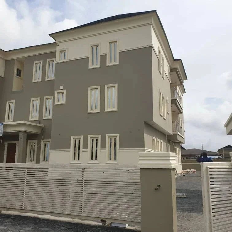 Neatly Finished 5 BEDROOM DETACHED DUPLEX