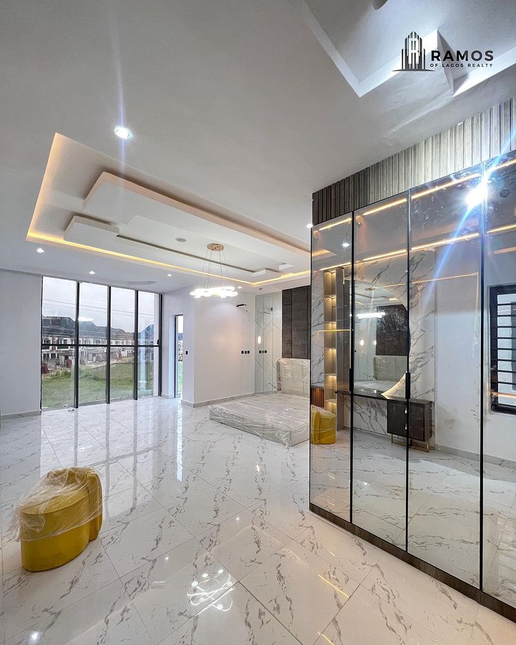 FULLY SERVICED 5 BEDROOM DETACHED HOME