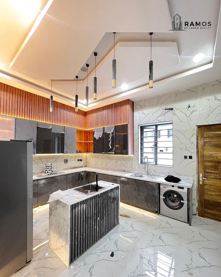 FULLY SERVICED 5 BEDROOM DETACHED HOME