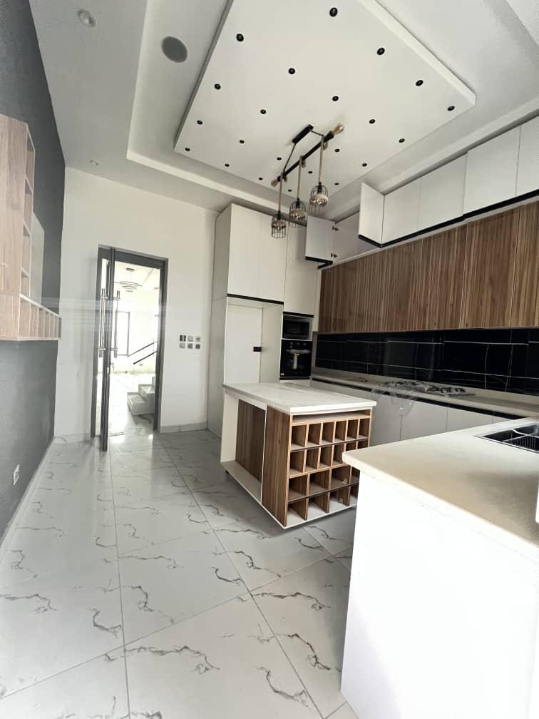 4BEDROOM SEMI DETACHED DUPLEX AVAILABLE FOR SALE.
