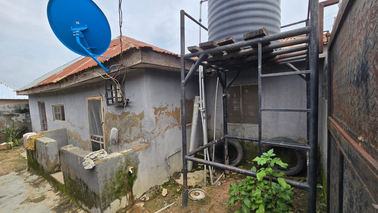2 bedroom and parlour bungalow with 2 bathroom & toilet at Lugbe Across (Call 09057329828)